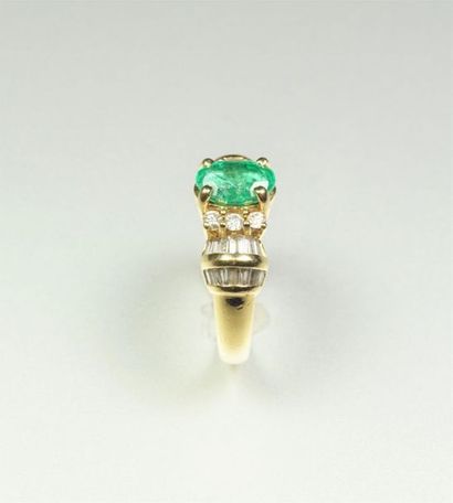null 18K (750/oo) yellow gold ring set with an oval emerald (shock and sparkle) surrounded...