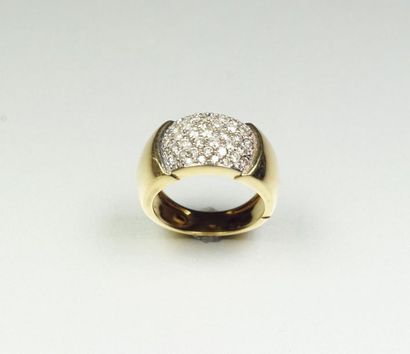 null 18K (750/oo) yellow gold ring with a pavé of brilliant-cut diamonds. TDD 53....