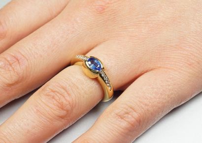 null 18K (750/oo) yellow gold ring centered on an oval sapphire in quasi closed setting...
