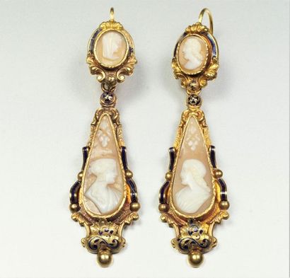  Pair of antique sleepers in 18K (750/oo) yellow gold with pendants centered with...