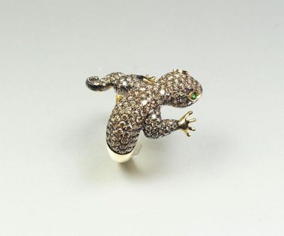 null 18K (750/oo) yellow gold ring featuring a gecko, the body entirely paved with...