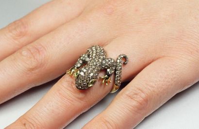 null 18K (750/oo) yellow gold ring featuring a gecko, the body entirely paved with...