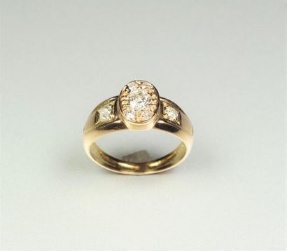 null Bague en or jaune 18K (750/oo), le plateau ovale centré d'un diamant demi taille...