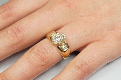 null Ring in 18K (750/oo) yellow gold, the oval plate centered with a half-cut diamond...