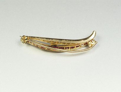 null 18K (750/oo) yellow gold brooch with a curved, curved shape and decorated with...
