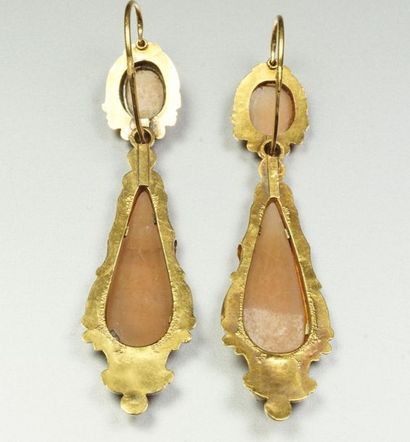  Pair of antique sleepers in 18K (750/oo) yellow gold with pendants centered with...