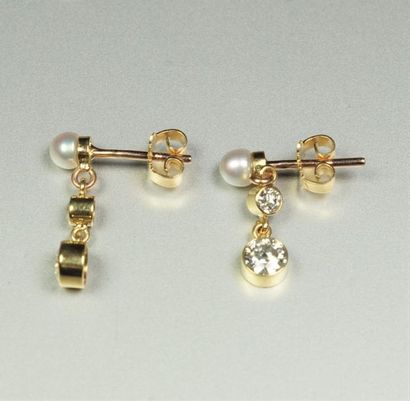 Pair of 18K (750/oo) yellow gold earrings,...