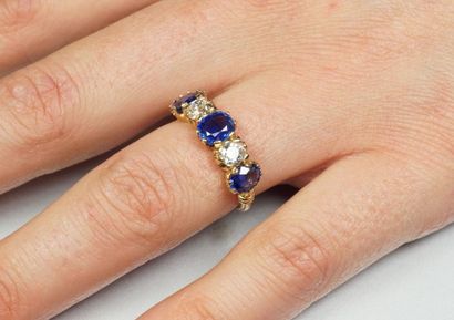 null Garter ring in 18K (750/oo) yellow gold set with three oval sapphires interspersed...