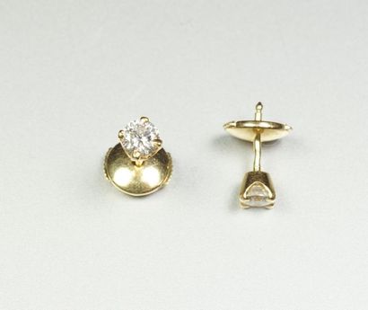 null Pair of 18K (750/oo) yellow gold earrings set with small brilliant-cut diamonds...