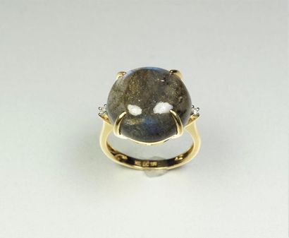 null 18K (750/oo) yellow gold ring centered on a large round labradorite cabochon...