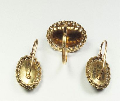  Half set in 18K (750/oo) yellow gold composed of a ring and a pair of long sleepers,...