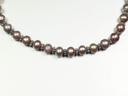 Collier de perles de culture grises alternées...