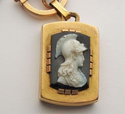 18K (750/oo) yellow gold (inner glass) pendant with a cameo on onyx (slight crack)...