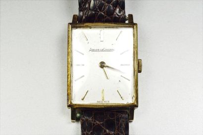 JAEGER LECOULTRE Montre en or jaune 18K (750/oo), cadran rectangulaire à fond argenté...