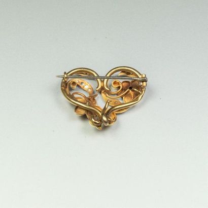 null Two-tone 18K (750/oo) gold brooch with scrolls and flowers set with rose-cut...