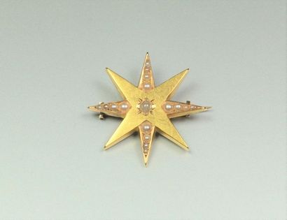 null Antique brooch in 18K (750/oo) yellow gold featuring an 8-pointed star decorated...