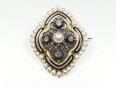  Brooch in 18K (750/oo) yellow gold and silver (800/oo) with a four-lobed shape,...