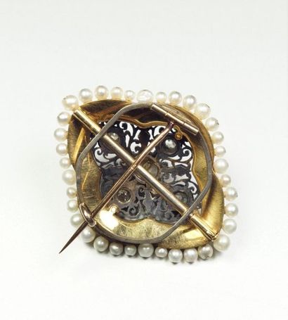  Brooch in 18K (750/oo) yellow gold and silver (800/oo) with a four-lobed shape,...