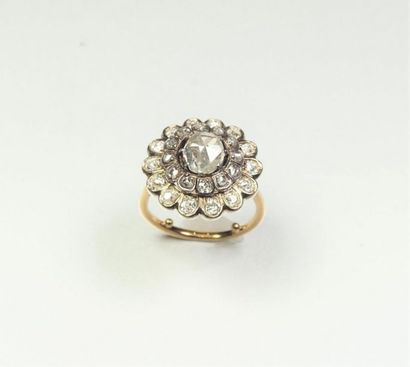 Antique ring in two-tone 18K (750/oo) gold,...