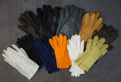 Lot comprenant environ 16 paires de gant...