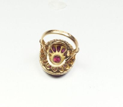  Ring in 18K (750/oo) yellow gold, the oval plateau centered by a rectangular ruby...