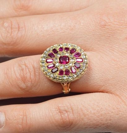  Ring in 18K (750/oo) yellow gold, the oval plateau centered by a rectangular ruby...