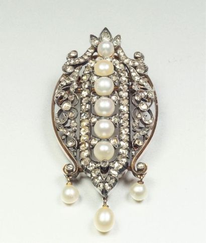 null Brooch in silver (800/oo) and 18K (750/oo) yellow gold, centered on a line of...