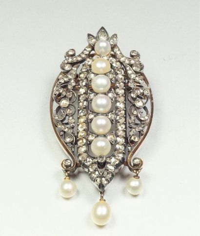 null Broche en argent (800/oo) et or jaune 18K (750/oo) centrée d'une ligne de perles...