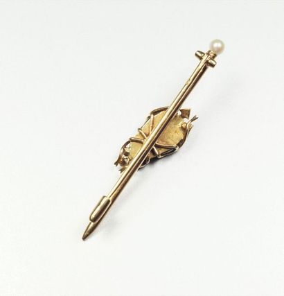 null 18K (750/oo) yellow gold brooch forming a smooth barrette finished with a pearl,...