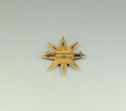  Antique brooch in 18K (750/oo) yellow gold featuring an 8-pointed star decorated...