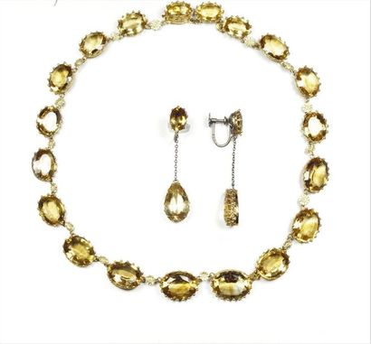  Antique 18K (750/oo) yellow gold necklace made of links featuring daisies interspersed...