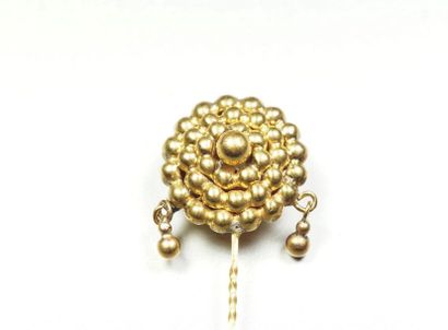 null Tie pin in 18K (750/oo) yellow gold, embellished with an embossed rosette motif...