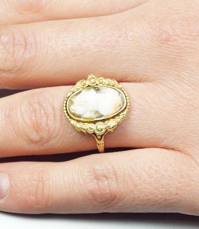 null Ring in 18K (750/oo) yellow gold, the oval plate decorated with floral friezes...