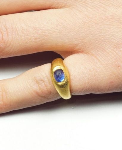 WIESE 18K (750/oo) yellow gold domed ring centered on an oval sapphire cabochon (to...