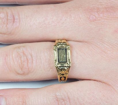 null Antique 18K (750/oo) yellow gold ring "with secrets", geometrically decorated...