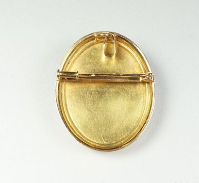 null 18K (750/oo) yellow gold oval brooch pendant centered with a woman's profile...