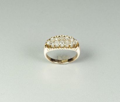 null Bague ancienne en or jaune 14K (585/oo) centrée de deux lignes de diamants taille...