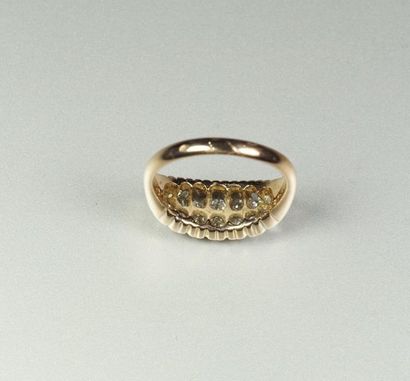 null Antique 14K (585/oo) yellow gold ring centered by two lines of old cut diamonds...