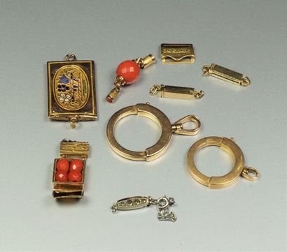  18K (750/oo) yellow gold set including 9 clasps, two of which are antique ("Tête...