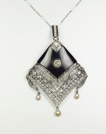 null Antique 18K (750/oo) white gold diamond pendant in diamond shape, featuring...