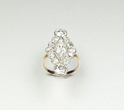 null Scalloped diamond ring in 18K (750/oo) yellow gold and platinum (850/oo) set...