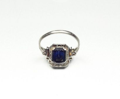 null Platinum ring (850/oo) centered on a rectangular cut sapphire (probable Australian...