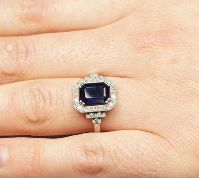null Platinum ring (850/oo) centered on a rectangular cut sapphire (probable Australian...