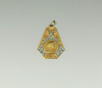  Médaille religieuse en or jaune 18K (750/oo) de forme hexagonale figurant la Vierge...