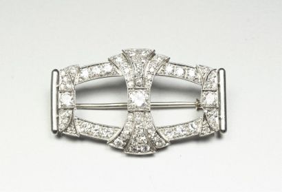null Plate brooch in platinum (850/oo) with openwork decoration set with lines of...