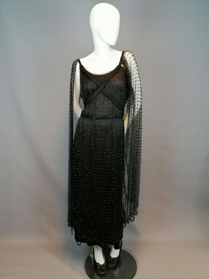MODE VINTAGE Dress in tulle and jet pearls, from the 30's, for document, several...