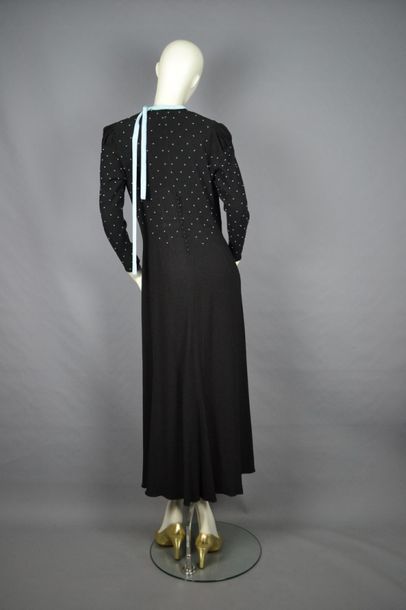 MODE VINTAGE Robe en crêpe noire, perle de rocaille bleu cian, des années 1930, épaules...