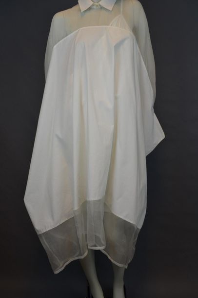 MORFOSIS Tunique et fond de robe de la maison MORFOSIS, oversize, présentée sur mannequin...