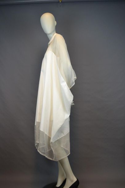 MORFOSIS Tunique et fond de robe de la maison MORFOSIS, oversize, présentée sur mannequin...