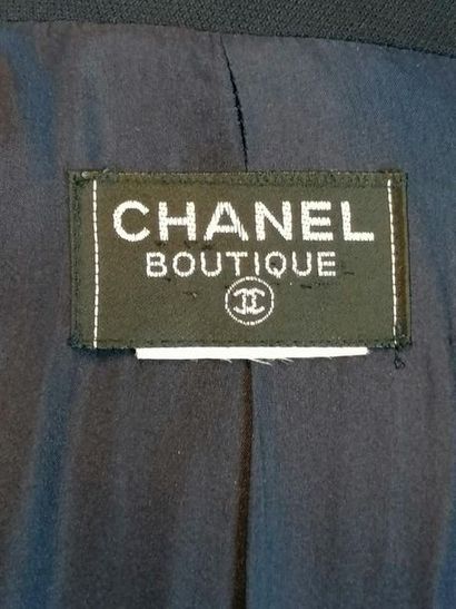 CHANEL Robe CHANEL en laine doublure soie, bleu marine, boutons soleil siglés au...